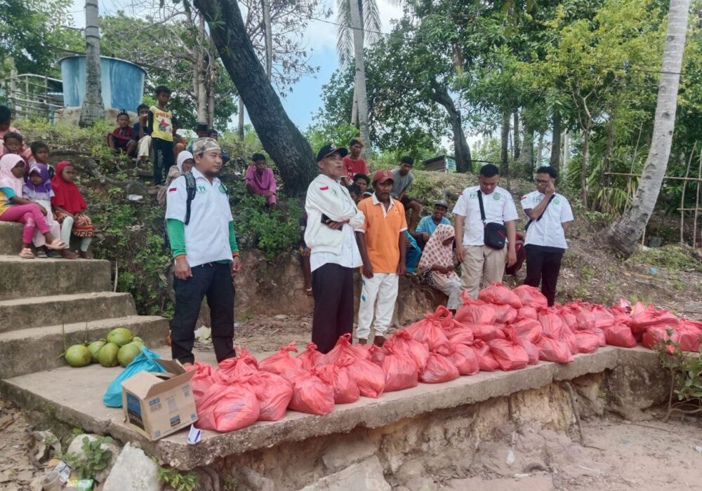 Peringati Hari Santri dan Sumpah Pemuda, FPI Kota Batam Berikan Bantuan Sembako ke Pulau-pulau