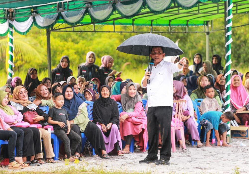 Diguyur Hujan, Kampanye Ansar Ahmad di Batu Limau Karimun Tetap Meriah, Warga: Kami Cinta Pak Ansar!