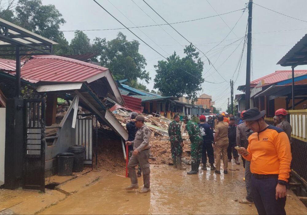 Cuaca Ekstrem Sebabkan Longsor di Batam, Lima Rumah Terdampak dan Dua Korban Jiwa