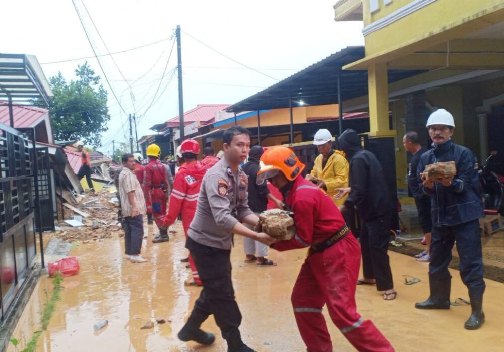 Polsek Sekupang Respons Cepat Tangani Longsor di Tiban Koperasi, Batam