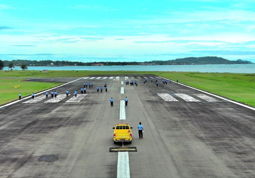 Keselamatan Penerbangan Jadi Prioritas, Lanud Raden Sadjad Natuna Bersihkan Landasan Pacu