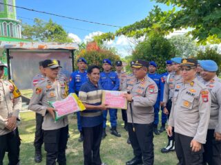 Polres Natuna Tebar 700 Paket Sembako di Wilayah Perbatasan, Kapolres: Polri Hadir untuk Rakyat