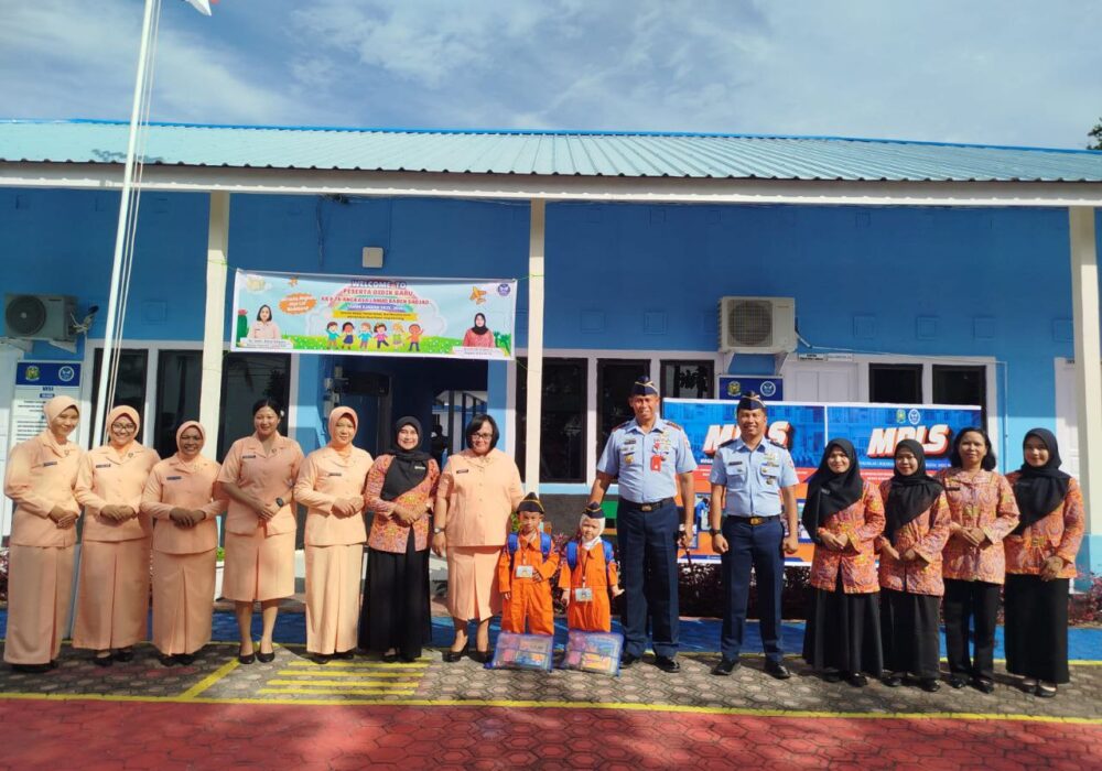 Danlanud RSA dan Ketua Yasarini Pengurus Cab. Lanud RSA Natuna Sambut Siswa Baru TK Angkasa dengan Hangat