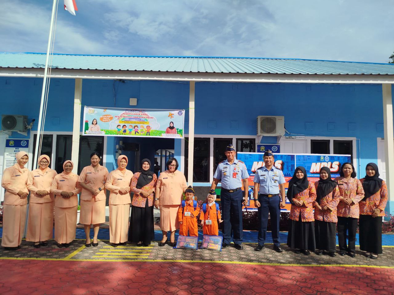 Danlanud RSA dan Ketua Yasarini Pengurus Cab. Lanud RSA Natuna Sambut Siswa Baru TK Angkasa dengan Hangat