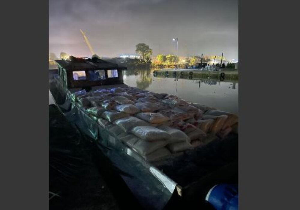 Operasi Tengah Malam: Pelabuhan Tikus Sekupang Kebanjiran Beras