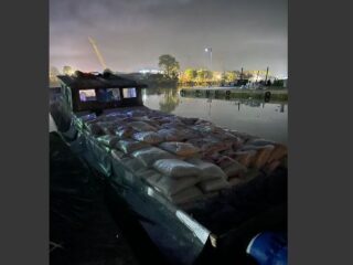 Operasi Tengah Malam: Pelabuhan Tikus Sekupang Kebanjiran Beras