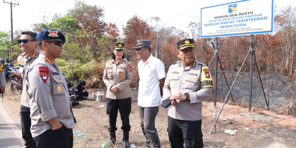 Polda Kepri Kawal Pemasangan Plank Sekolah Merah Putih di Rempang, Program Pendidikan Strategis Pemerintah Dimulai