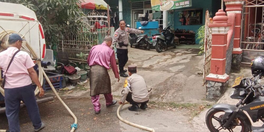 Hari ke-8 Distribusi Air Bersih di Tanjung Sengkuang, Polsek Batu Ampar Turun Langsung Amankan Penyaluran