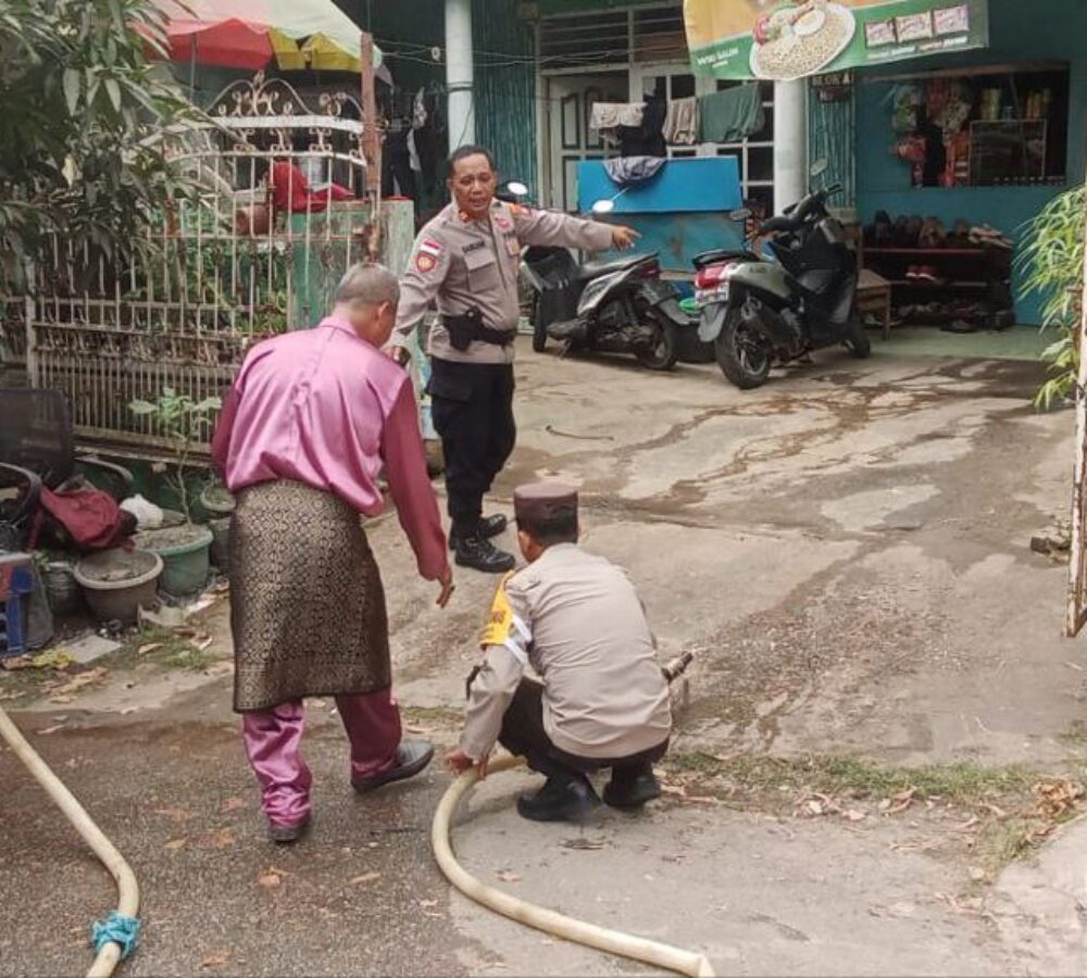 Hari ke-8 Distribusi Air Bersih di Tanjung Sengkuang, Polsek Batu Ampar Turun Langsung Amankan Penyaluran
