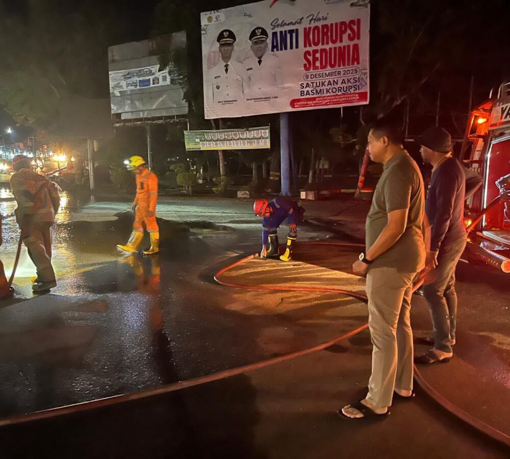 Bupati Iskandarsyah Gerak Cepat, Instruksikan Bersihkan Jalan Berpasir di Simpang RSUD Demi Keselamatan Pengendara