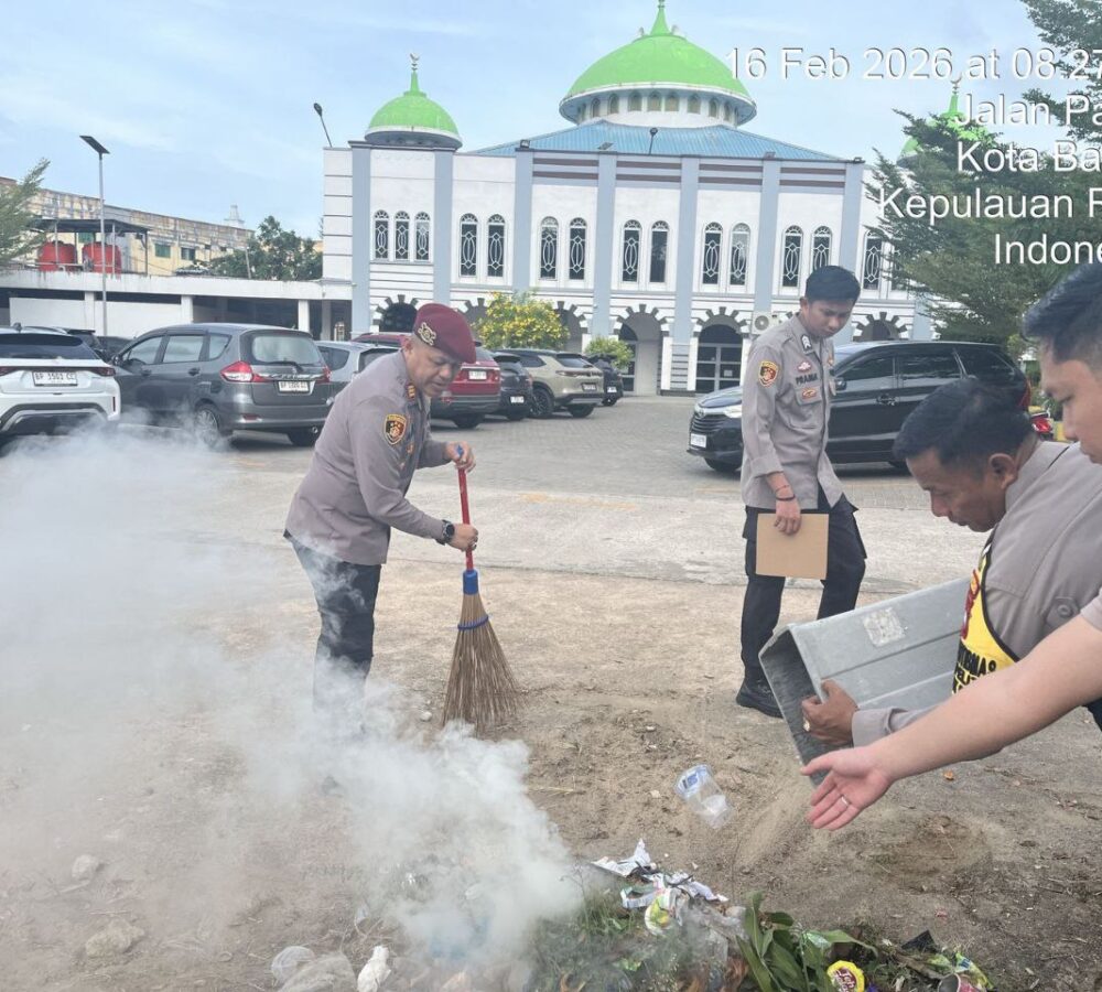 Polsek Lubuk Baja dan Satreskrim Polresta Barelang Gelar Gotong Royong Wujudkan Lingkungan Tempat Ibadah yang Asri
