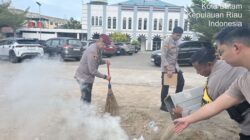 Polsek Lubuk Baja dan Satreskrim Polresta Barelang Gelar Gotong Royong Wujudkan Lingkungan Tempat Ibadah yang Asri