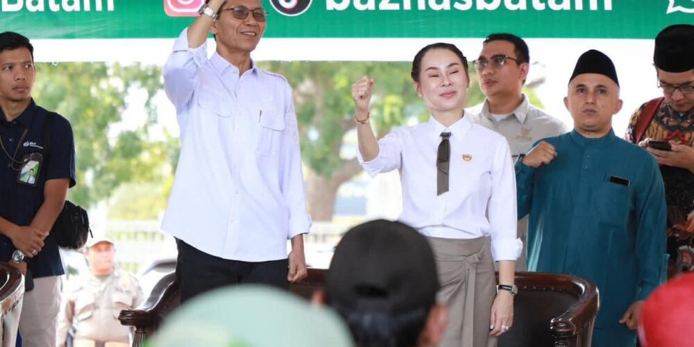 Amsakar-Li Claudia Serahkan Bantuan untuk Disabilitas dan Petugas Kebersihan Batam