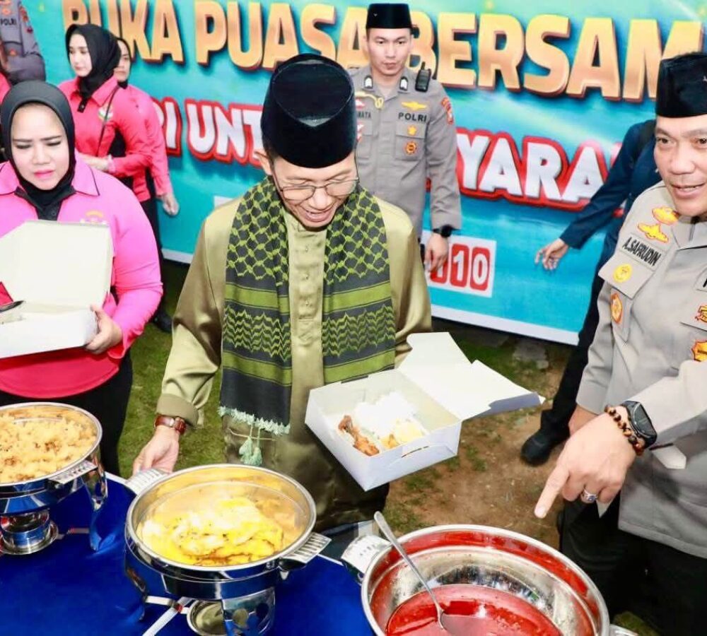 Momen Wali Kota Batam dan Kapolda Kepri Ikut Menyajikan Santapan Berbuka untuk Warga Sembulang