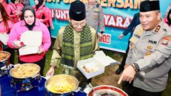 Momen Wali Kota Batam dan Kapolda Kepri Ikut Menyajikan Santapan Berbuka untuk Warga Sembulang