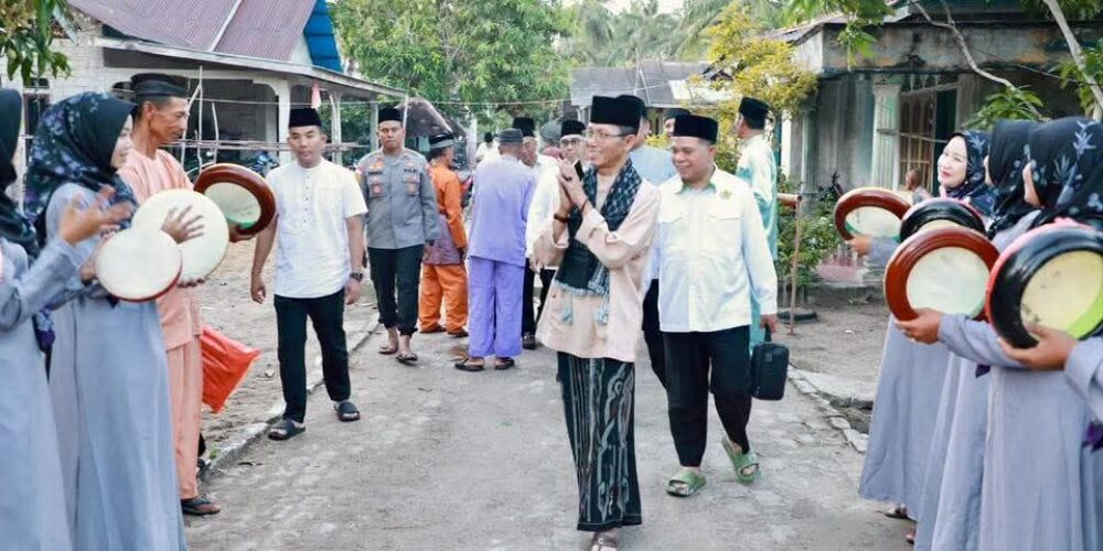 Di Pulau Karas, Amsakar Serahkan Bantuan dan Ajak Jemaah Terus Makmurkan Masjid