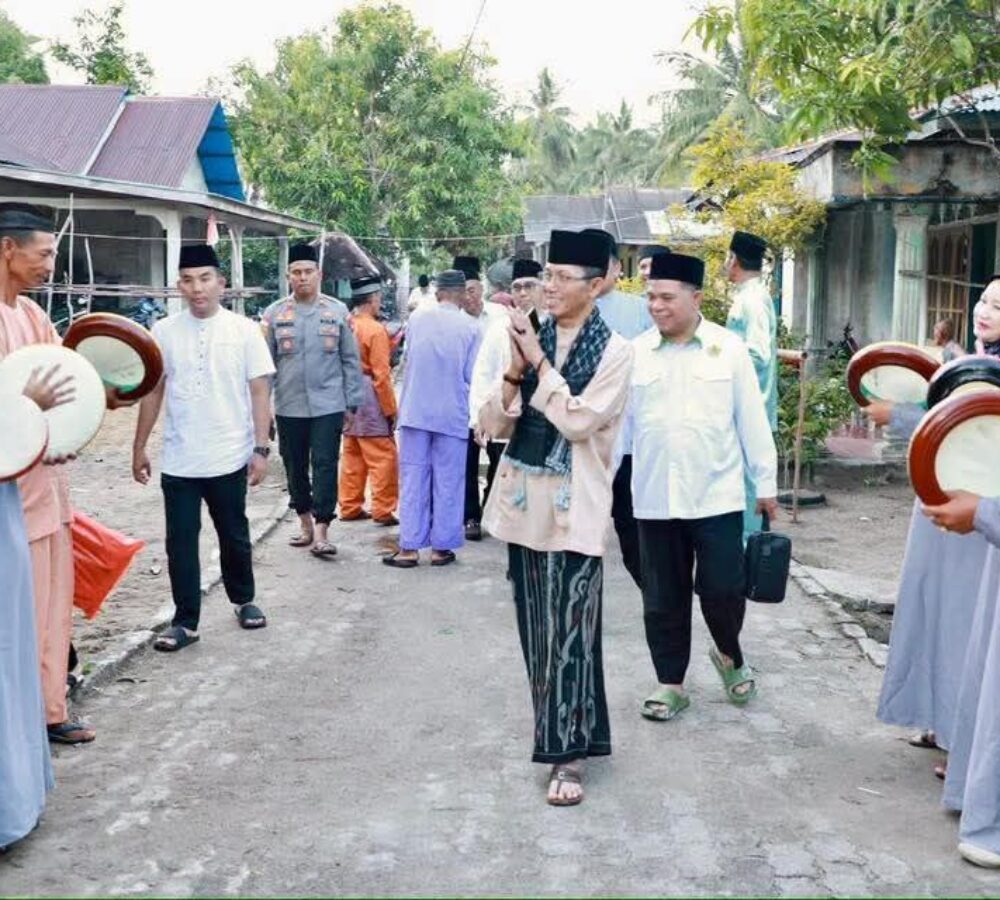 Di Pulau Karas, Amsakar Serahkan Bantuan dan Ajak Jemaah Terus Makmurkan Masjid