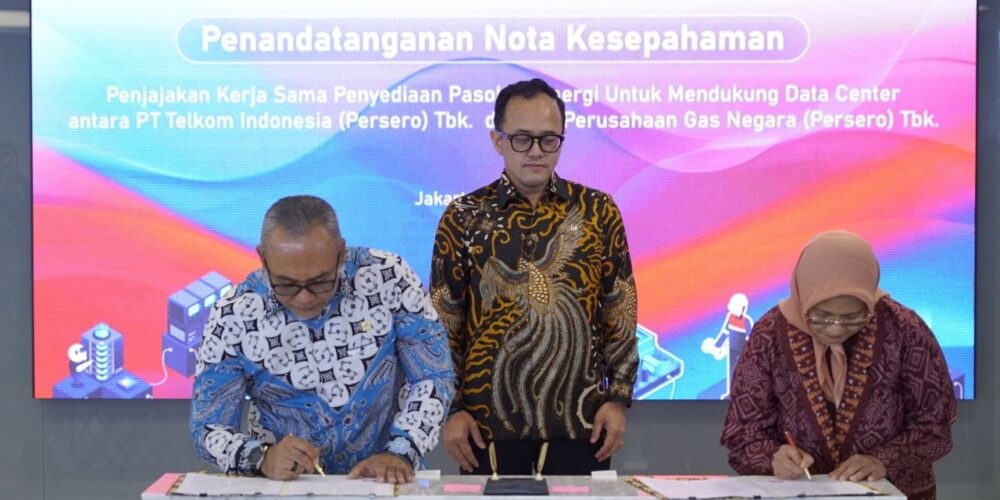 Penandatanganan Nota Kesepahaman (MoU) oleh Direktur Utama Telkom Dian Siswarini (paling kanan) dengan Direktur Utama PGN Arief Kurnia Risdianto (paling kiri) dan disaksikan langsung oleh Senior Director of Business Performance and Assets Optimization Danantara Indonesia Bhimo Aryanto (tengah) di Jakarta, Jumat (10/4/2026).