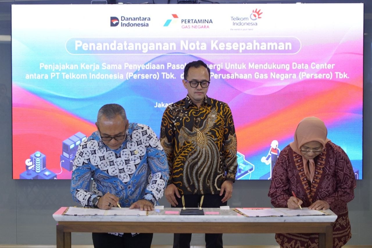 Penandatanganan Nota Kesepahaman (MoU) oleh Direktur Utama Telkom Dian Siswarini (paling kanan) dengan Direktur Utama PGN Arief Kurnia Risdianto (paling kiri) dan disaksikan langsung oleh Senior Director of Business Performance and Assets Optimization Danantara Indonesia Bhimo Aryanto (tengah) di Jakarta, Jumat (10/4/2026).