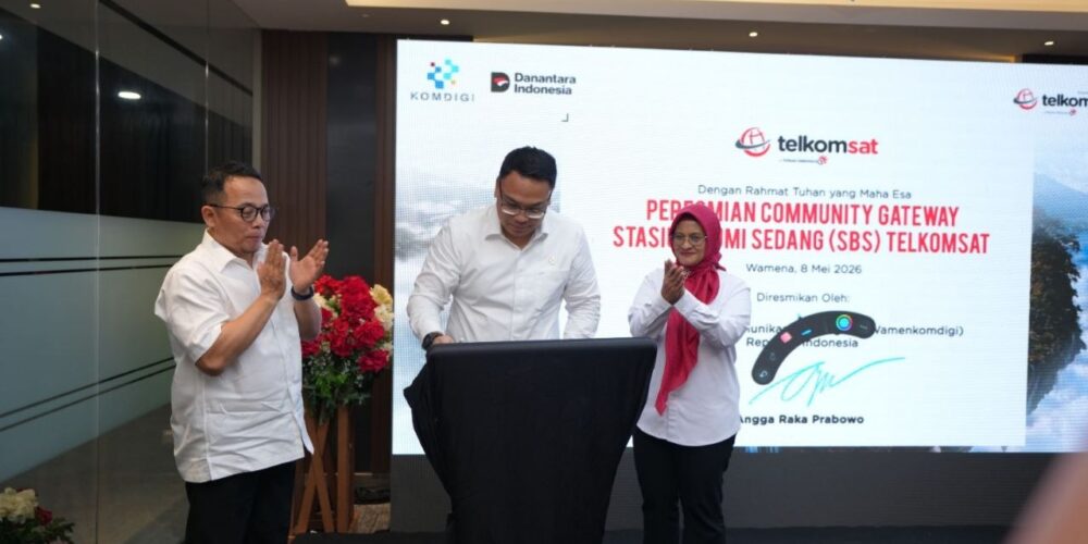 (Kiri ke kanan) Plt. CEO Telkomsat Rizal Ahmad Fauzi, Wakil Menteri Komunikasi dan Digital Republik Indonesia Angga Raka Prabowo dan Direktur Utama Telkom Dian Siswarini meresmikan Community Gateway Wamena di Stasiun Bumi Sedang (SBS), Papua, Jumat (8/5).