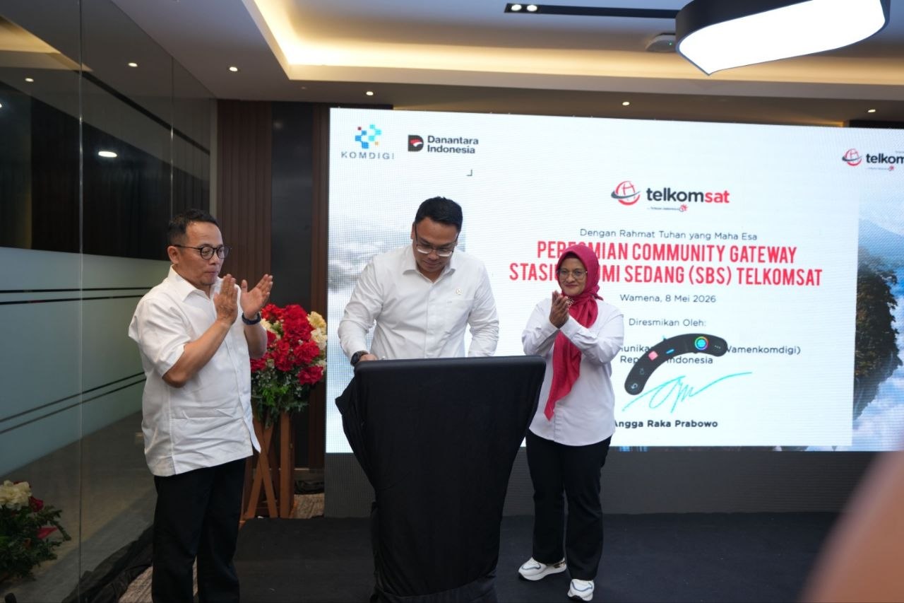 (Kiri ke kanan) Plt. CEO Telkomsat Rizal Ahmad Fauzi, Wakil Menteri Komunikasi dan Digital Republik Indonesia Angga Raka Prabowo dan Direktur Utama Telkom Dian Siswarini meresmikan Community Gateway Wamena di Stasiun Bumi Sedang (SBS), Papua, Jumat (8/5).
