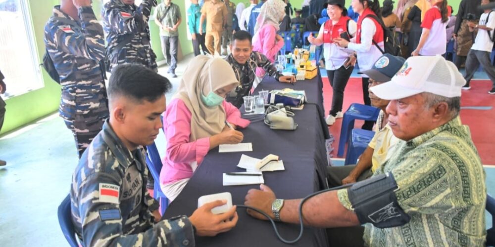 TNI AL Gelar Baksos Maraton di Durai, Danlanal dan Ketua DPRD Karimun Sambangi Langsung Rumah Warga