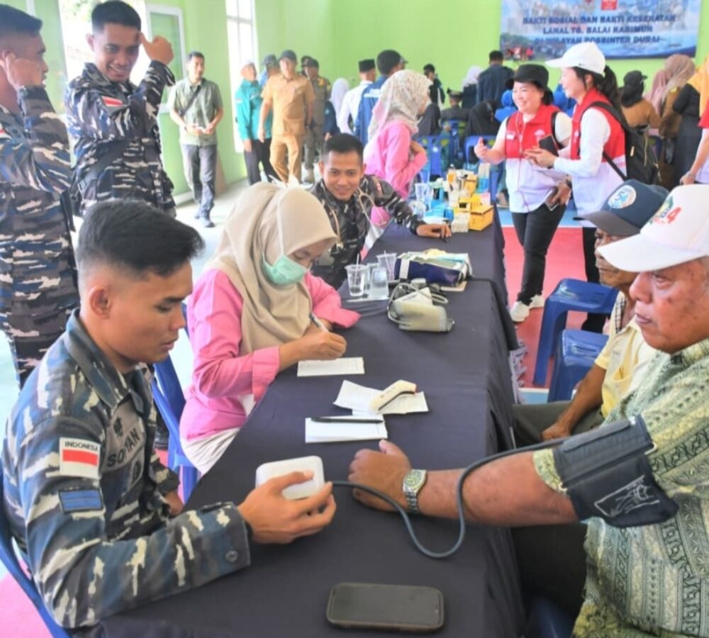 TNI AL Gelar Baksos Maraton di Durai, Danlanal dan Ketua DPRD Karimun Sambangi Langsung Rumah Warga