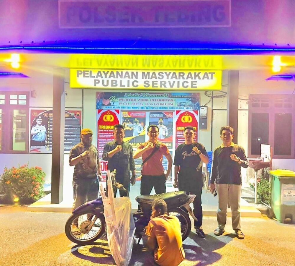 Kepergok Curi Kusen Aluminium di Siang Bolong, Acok Tak Berkutik Dikepung Warga Balai Garden