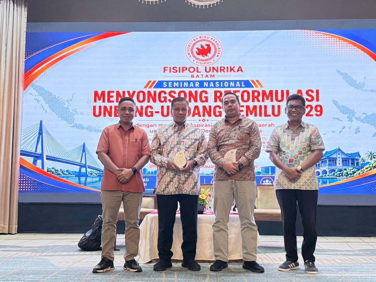 Seminar Nasional FISIP UNRIKA tentang Reformulasi UU Pemilu 2029 di Batam