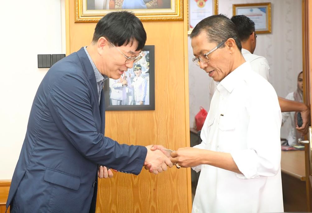 Wali Kota Batam Amsakar Achmad bersalaman dengan delegasi Jeonju Vision College Korea Selatan saat audiensi program beasiswa dan kerja vokasi.