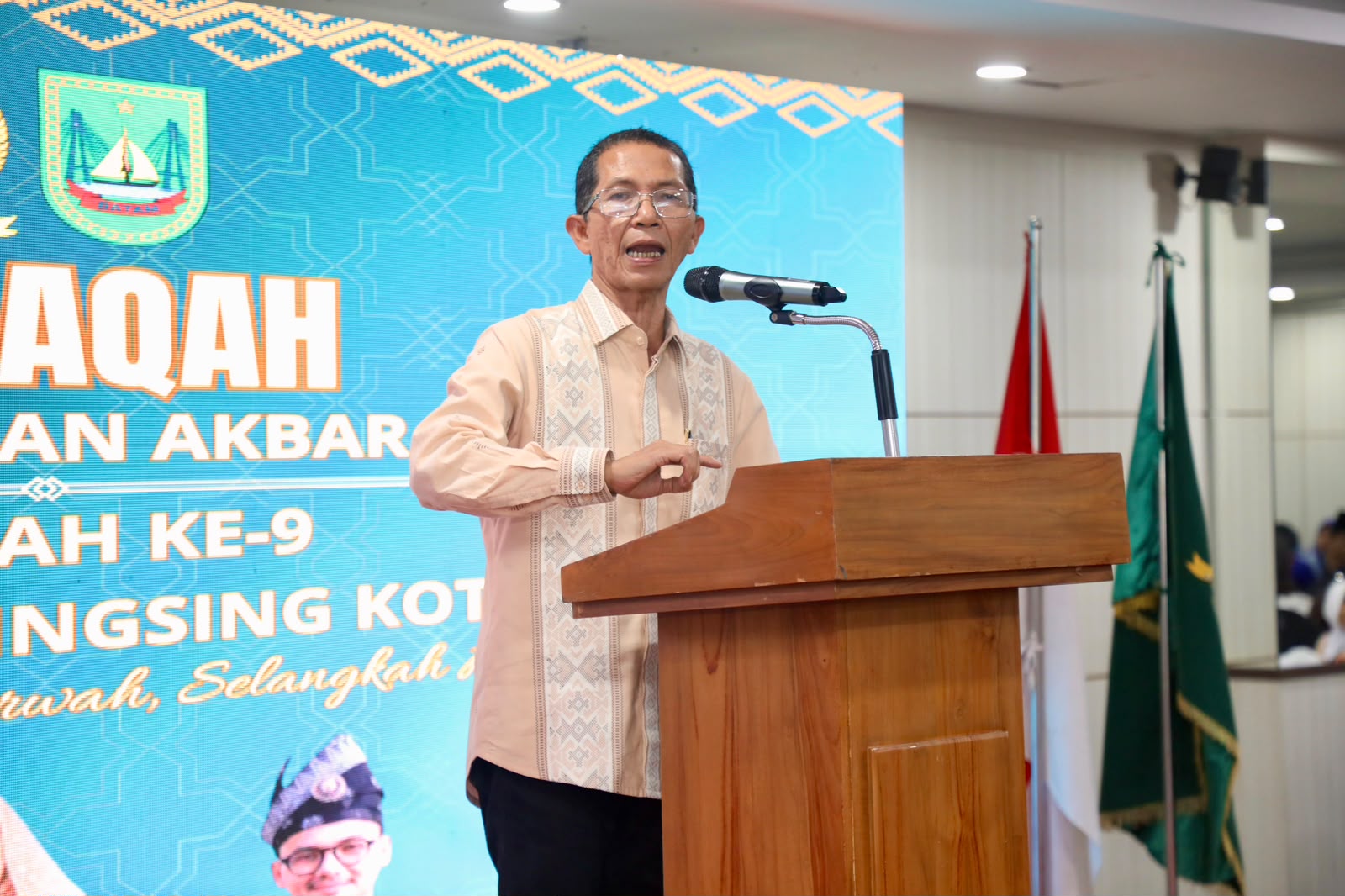 Wali Kota Batam Amsakar Achmad memberikan sambutan pada Harlah ke-9 Perkumpulan Selingsing Kota Batam di Nagoya Mansion.