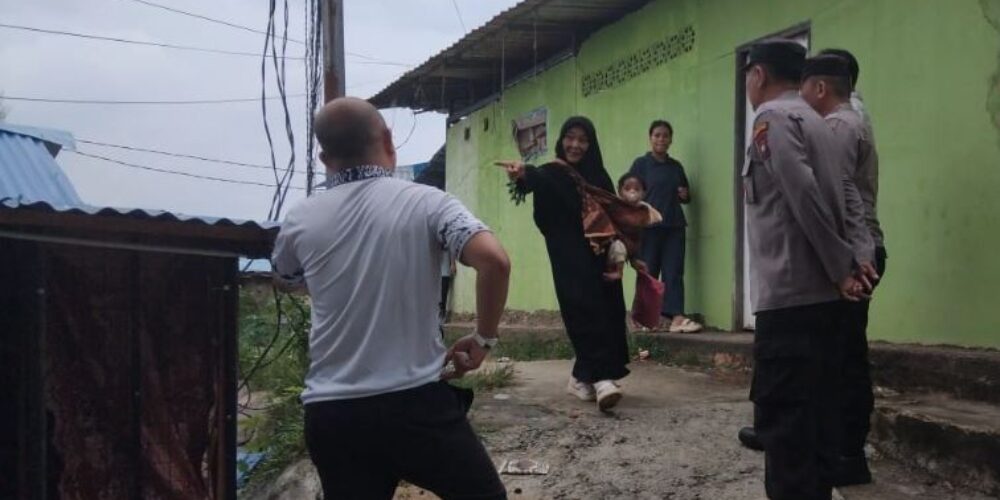 Personel Polsek Batu Ampar saat olah TKP kasus penganiayaan di Tanjung Sengkuang Batam.
