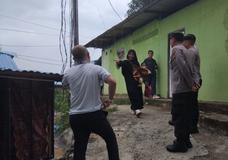 Personel Polsek Batu Ampar saat olah TKP kasus penganiayaan di Tanjung Sengkuang Batam.