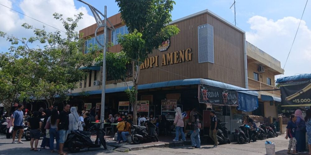 Pengunjung sedang menikmati kopi di Kedai Kopi Ameng Belakang Padang Batam
