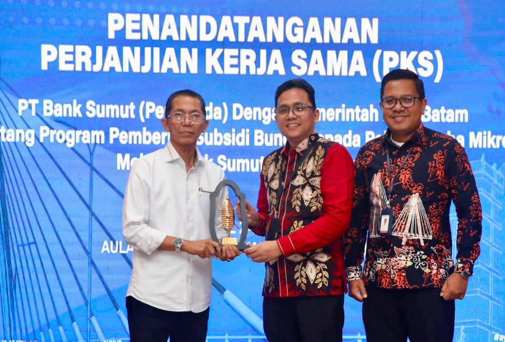 Wali Kota Batam, Amsakar Achmad, didampingi Sekda Batam, Firmansyah, menyaksikan penandatanganan Perjanjian Kerja Sama antara Pemko Batam dan PT Bank Sumut di Kantor Wali Kota Batam, Jumat (24/7/2026).