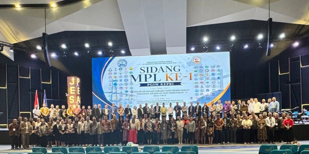 Ketua Umum PGIW Kepri dan jajaran pengurus foto bersama dengan Wakil Gubernur Kepri, Nyanyang Harris Pratamura.