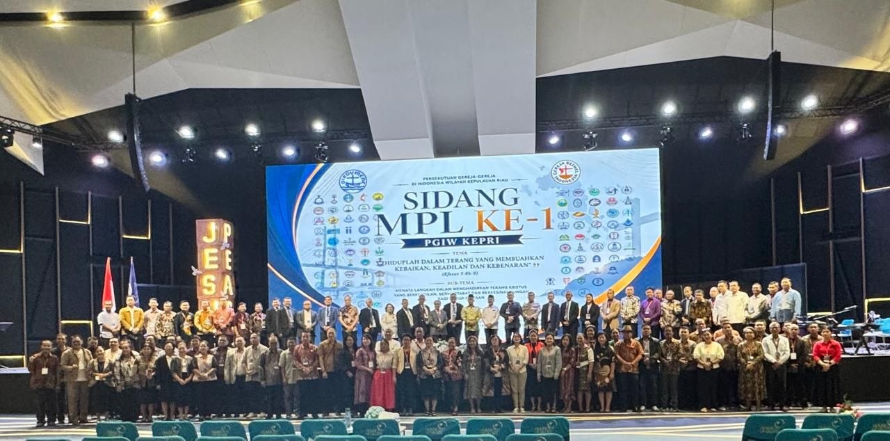 Ketua Umum PGIW Kepri dan jajaran pengurus foto bersama dengan Wakil Gubernur Kepri, Nyanyang Harris Pratamura.