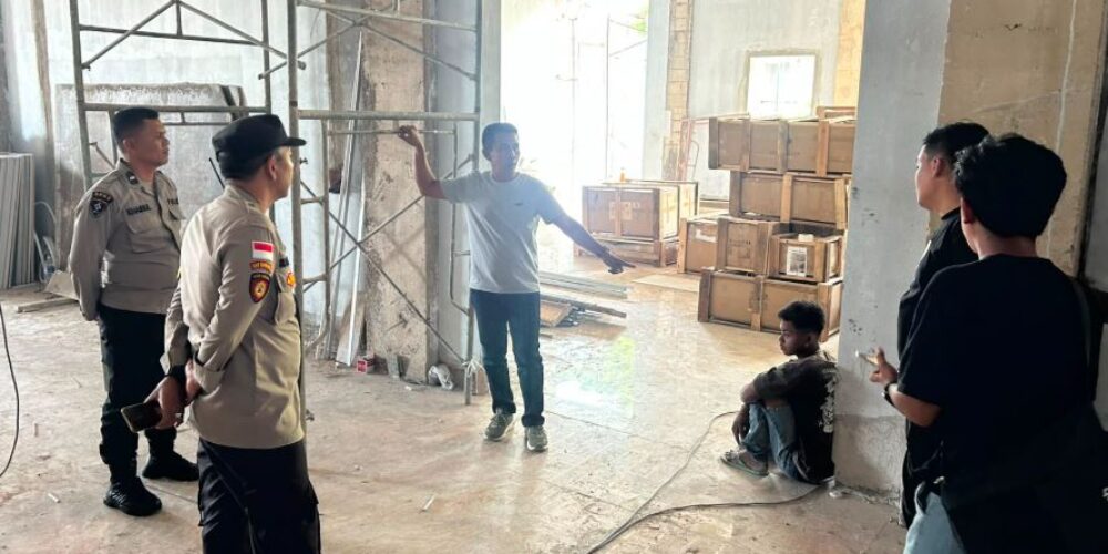 Personel Polresta Barelang dan Polsek Batam Kota saat mengamankan lokasi TKP pencurian kabel di Palm Spring Taman Baloi Batam.