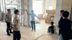 Personel Polresta Barelang dan Polsek Batam Kota saat mengamankan lokasi TKP pencurian kabel di Palm Spring Taman Baloi Batam.
