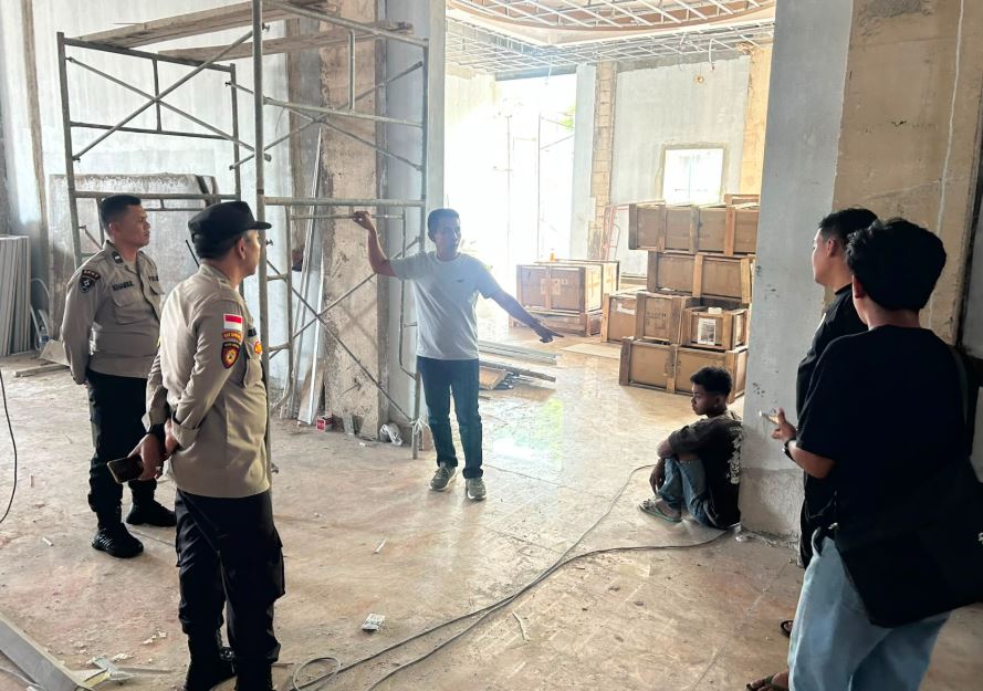 Personel Polresta Barelang dan Polsek Batam Kota saat mengamankan lokasi TKP pencurian kabel di Palm Spring Taman Baloi Batam.
