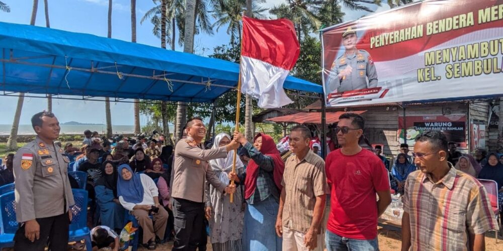 Polresta Barelang menggelar aksi penyerahan bendera Merah Putih dan bakti sosial di Kelurahan Sembulang, Kecamatan Galang, Jumat (31/7/2026).