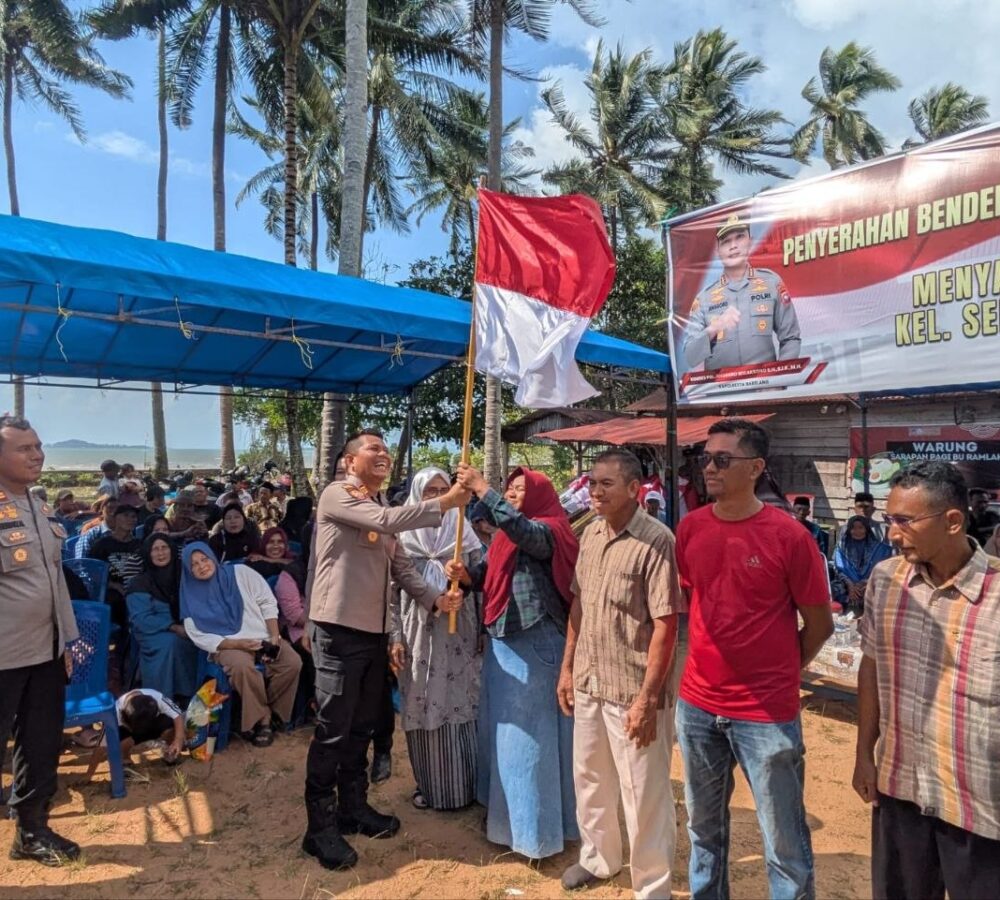 Gelora Kemerdekaan di Rempang Galang: Polresta Barelang Bagikan Ratusan Bendera dan Bansos untuk Warga Sembulang
