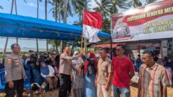 Polresta Barelang menggelar aksi penyerahan bendera Merah Putih dan bakti sosial di Kelurahan Sembulang, Kecamatan Galang, Jumat (31/7/2026).