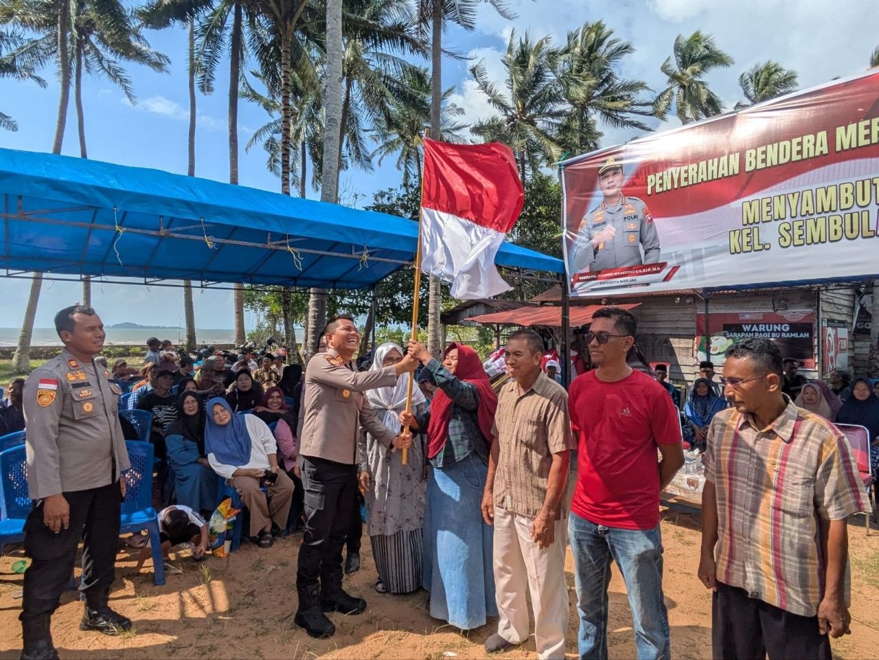 Polresta Barelang menggelar aksi penyerahan bendera Merah Putih dan bakti sosial di Kelurahan Sembulang, Kecamatan Galang, Jumat (31/7/2026).