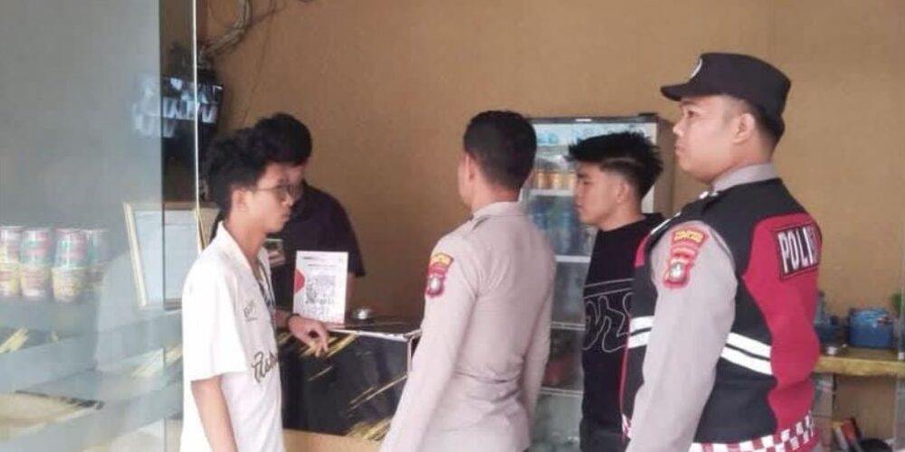 Personel Polsek Lubuk Baja dan Polresta Barelang mengamankan terduga pelaku curanmor PH beserta barang bukti sepeda motor Honda Beat