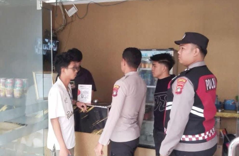 Personel Polsek Lubuk Baja dan Polresta Barelang mengamankan terduga pelaku curanmor PH beserta barang bukti sepeda motor Honda Beat