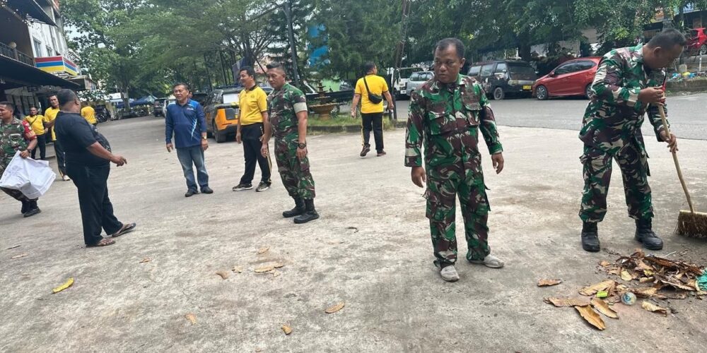 Sambut HUT ke-81 RI, TNI-Polri dan Warga Gotong Royong Bersihkan Pasar Sei Harapan Sekupang