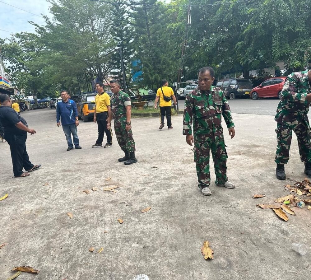 Sambut HUT ke-81 RI, TNI-Polri dan Warga Gotong Royong Bersihkan Pasar Sei Harapan Sekupang