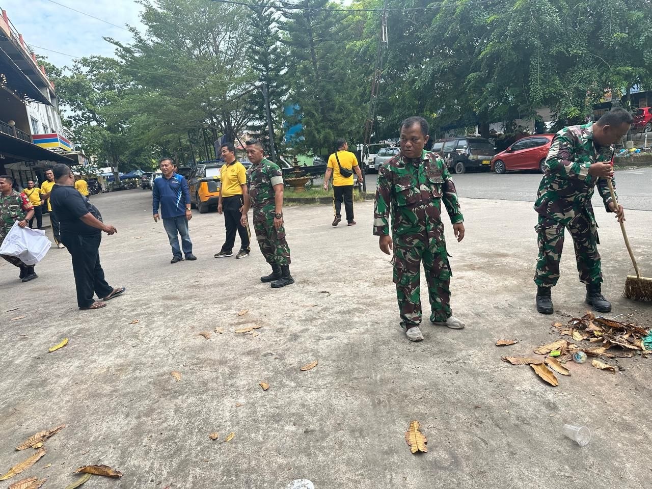 Polsek Sekupang bersama Koramil 02 Sekupang dan warga setempat menggelar aksi gotong royong massal di kawasan Pasar Sei Harapan, Kelurahan Sei Harapan, Jumat (31/7/2026) pagi.