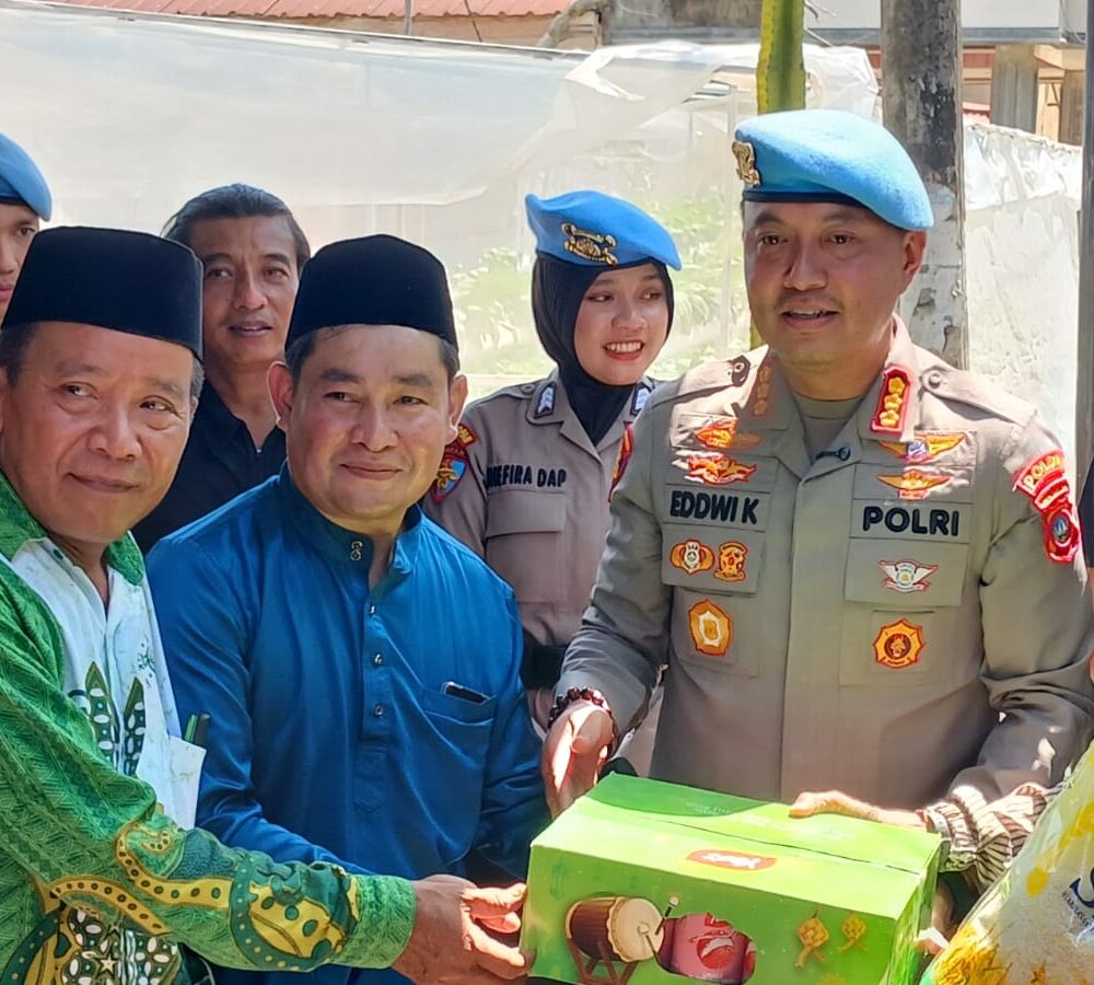 Sambut HUT Kemerdekaan Bidpropam Polda Kepri Bagikan Bendera dan Sembako ke Warga Kampung Tua